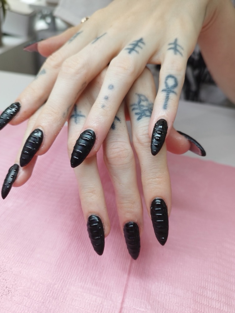 Sculpted glossy black stiletto extensions