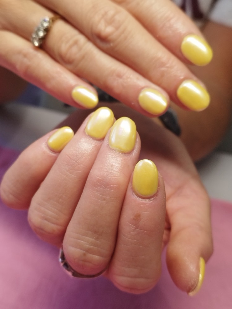 Pearlescent lemon-yellow chrome gel nails